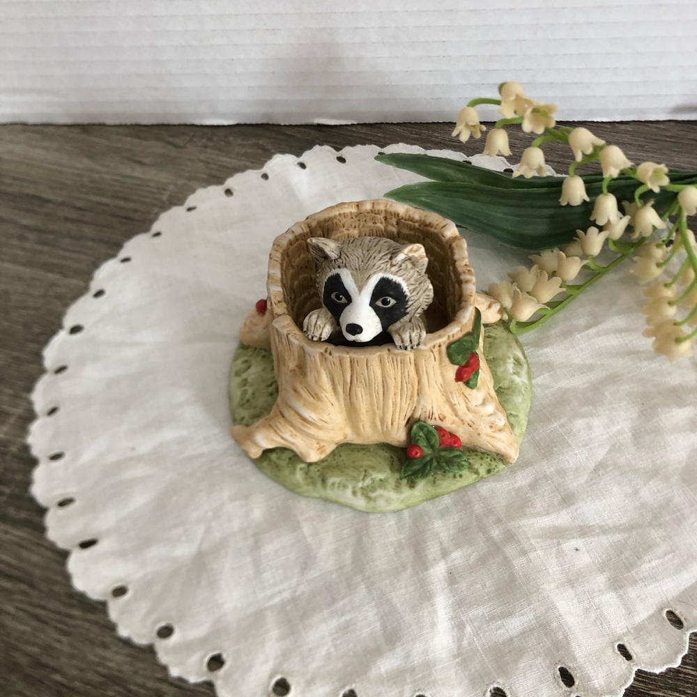 1984 Franklin Mint Woodland Surprises Raccoon Figurine